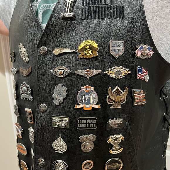 Harley Davidson Vest with Pins - Picture 6 of 10